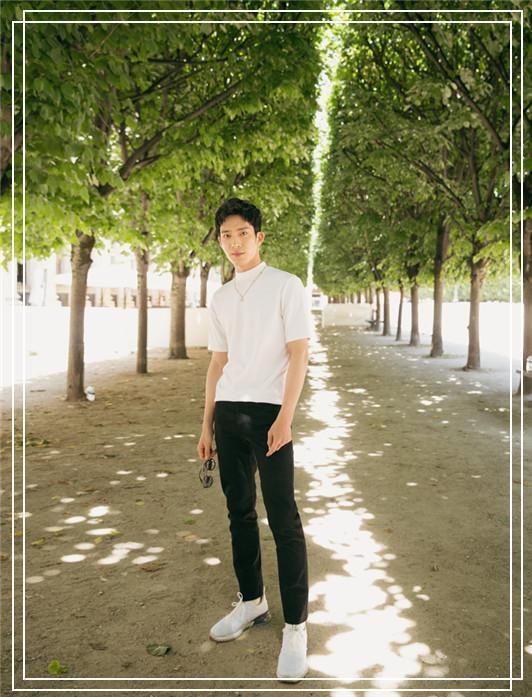 井柏然现身机场，大T配格裙时髦到飞起，可看到手上的戒指心碎了