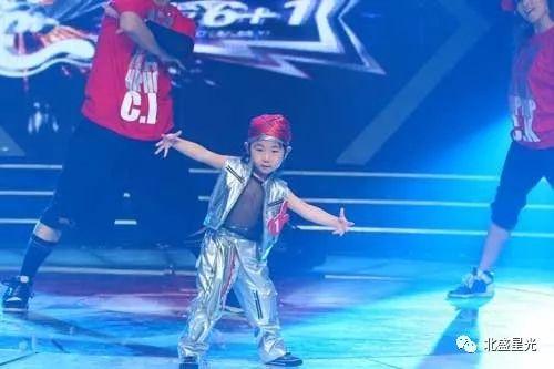 曾因模仿迈克尔杰克逊舞蹈爆红的4岁小男孩,如