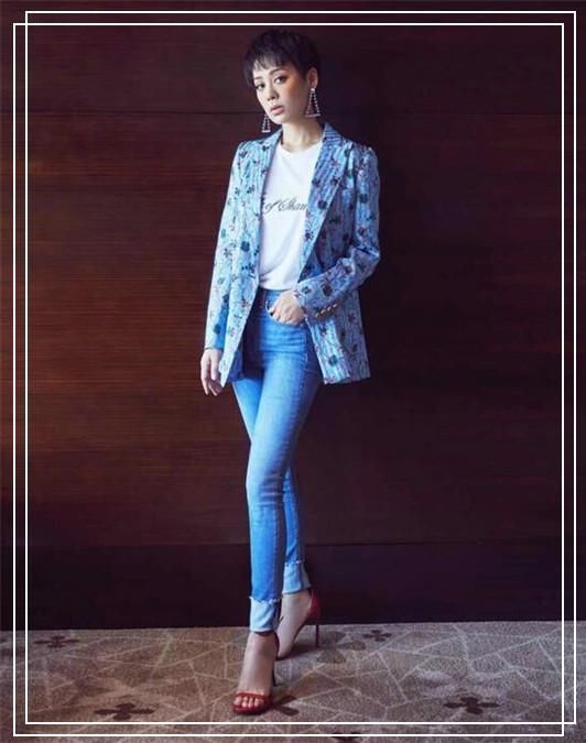 宁静真大胆！西装下系两块布就当裙子穿，网友：越老越豁出去了！