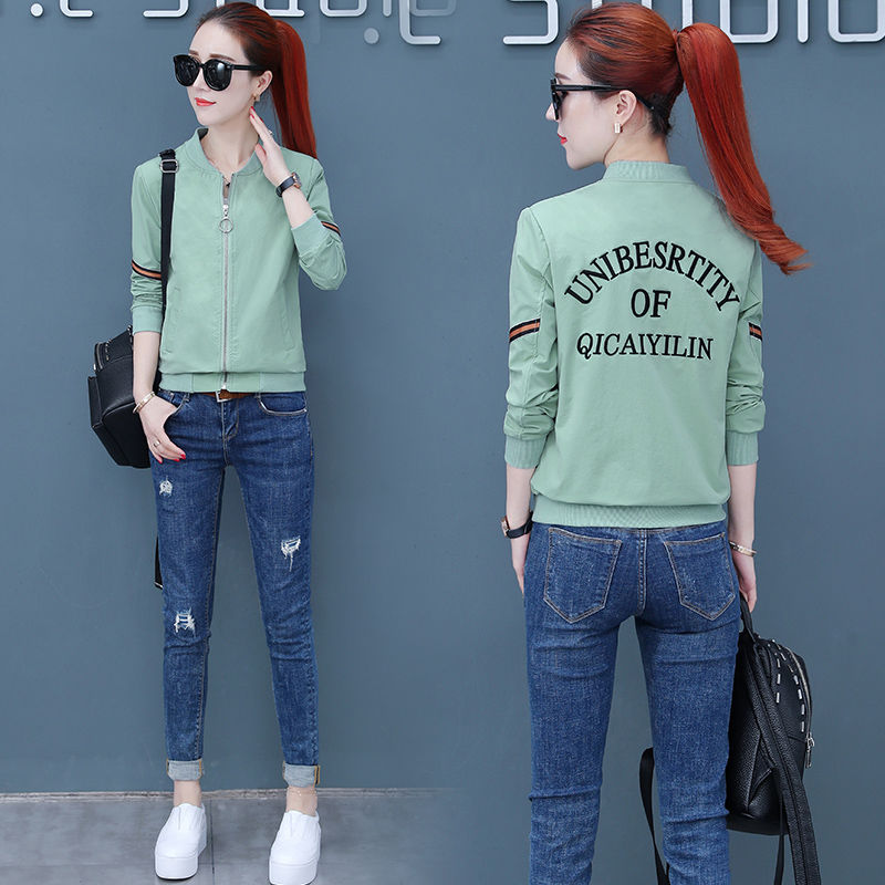 女人个矮不用慌!选对衣服是关键，建议穿短款外套+长裤，真高挑