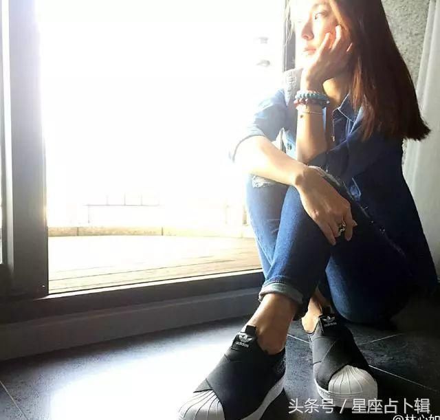 林心如近照似老太太，不化妆就原形毕露，穿衣也很丑