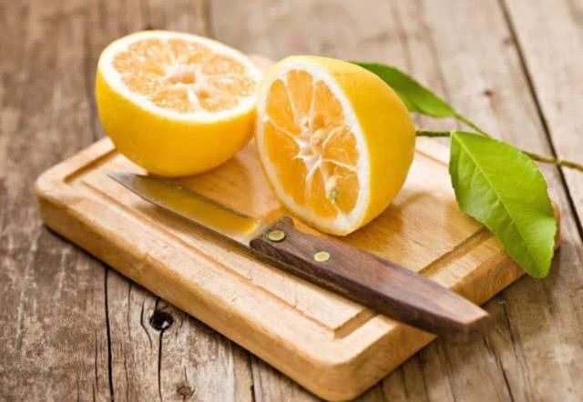 女人上了年纪想要脸上不长斑，多吃这些食物，最后一种好吃又不贵