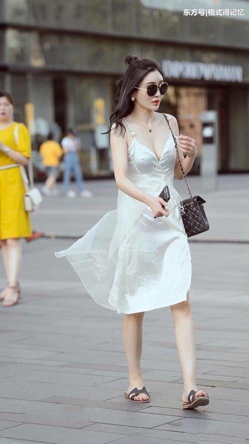 夏季穿吊带装出门,不但凉爽而且还显女人味,美出你的气质!