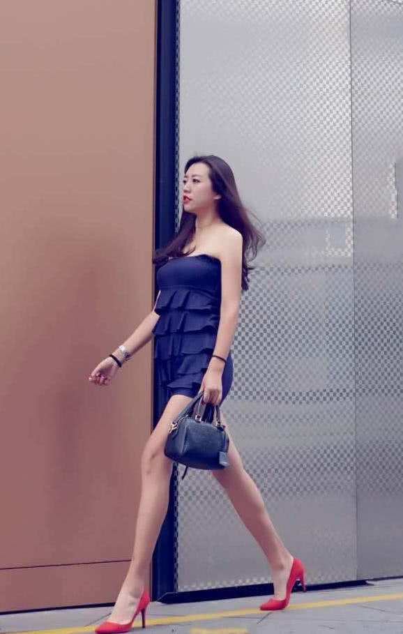 微胖小姐姐紧身裙到处都是勒痕，珠圆玉润的翘臀值得一看，吸睛无