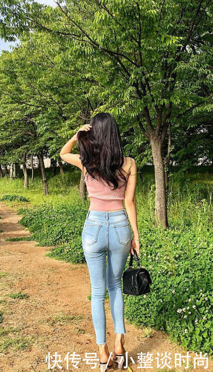 在街头总是让人移不开眼睛牛仔裤小姐姐背影,性感又妩媚!!