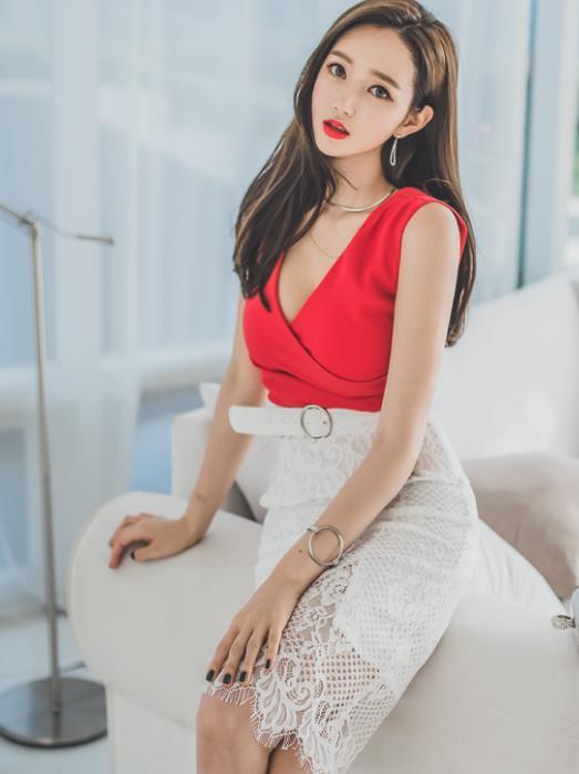 白色|李妍静,一件红色短袖配白色半身裙