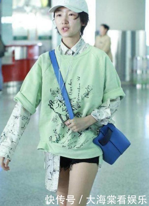 周冬雨短裤短得过分，三角区明显，网友直呼：没眼看