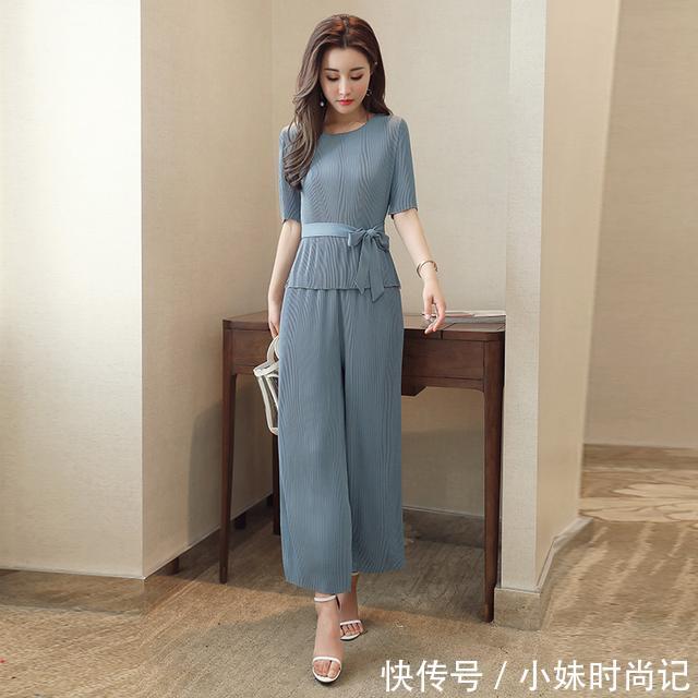  气质：女人就要精致的美，穿上自己想要的套装，出去也要有气质