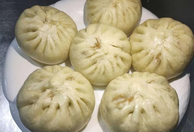 做法@老厨师教你做芹菜肉包子,皮薄馅多、松软可口,赶快收藏哦