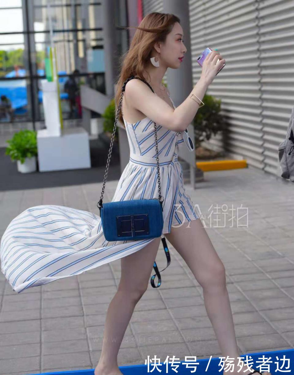 『 连体』衬托颜值气质都非常好，街拍：小姐姐穿条纹连体裤走路生风