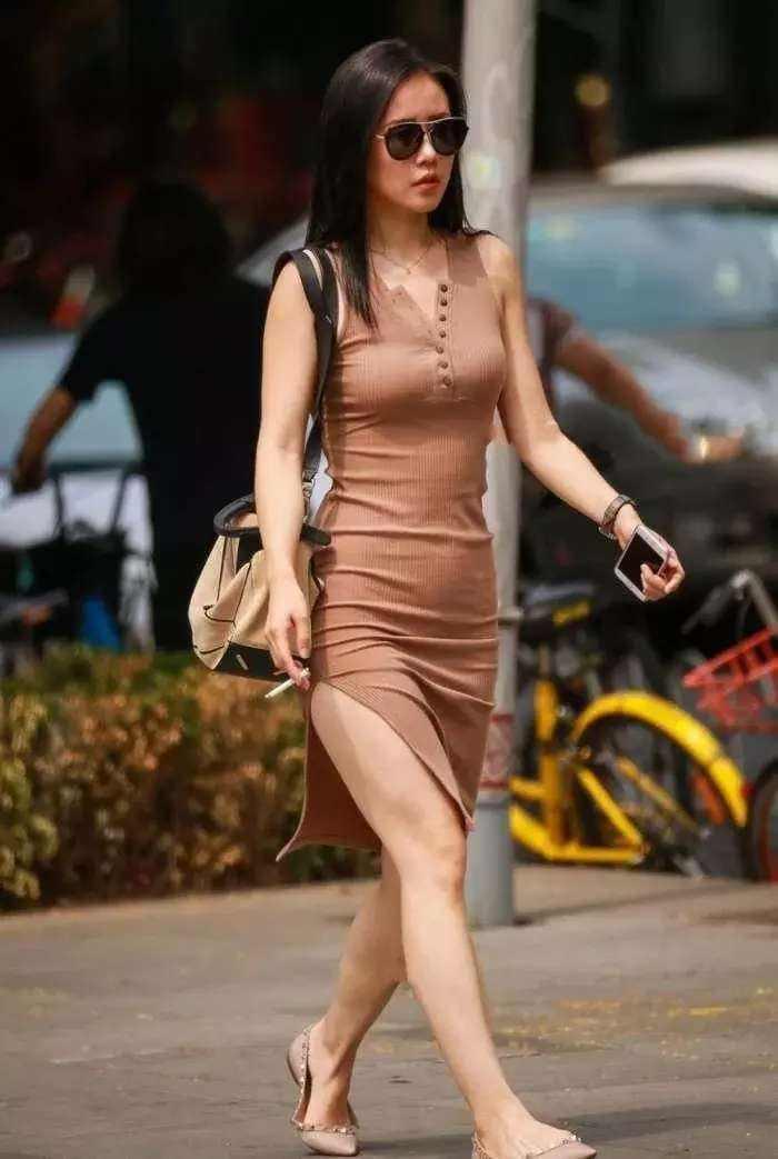 小姐姐身穿修身包臀裙，秀出白皙美腿,展露女性迷人魅力！!