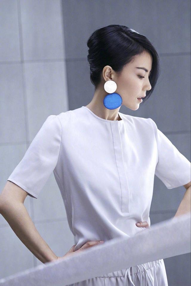 49岁王菲与41岁袁泉同穿白裙，美回20岁，到底谁更惊艳？