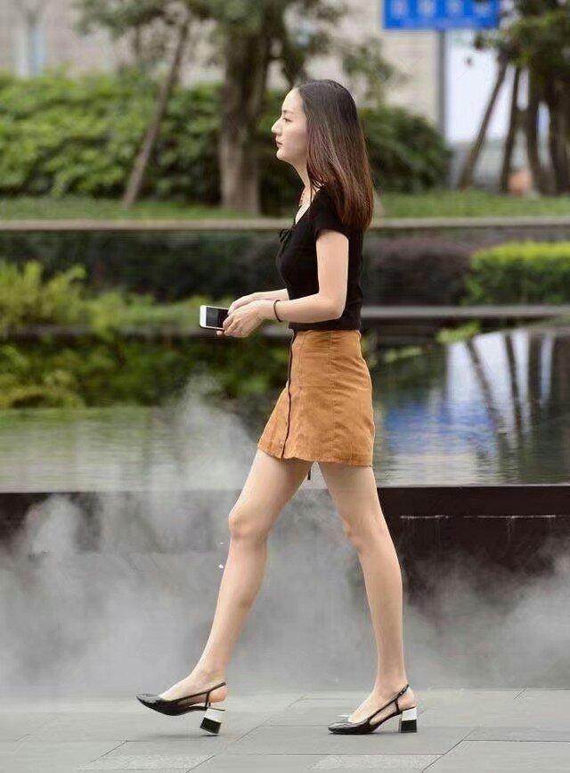 街拍: 妩媚动人的小姐姐, 图3穿着最迷人