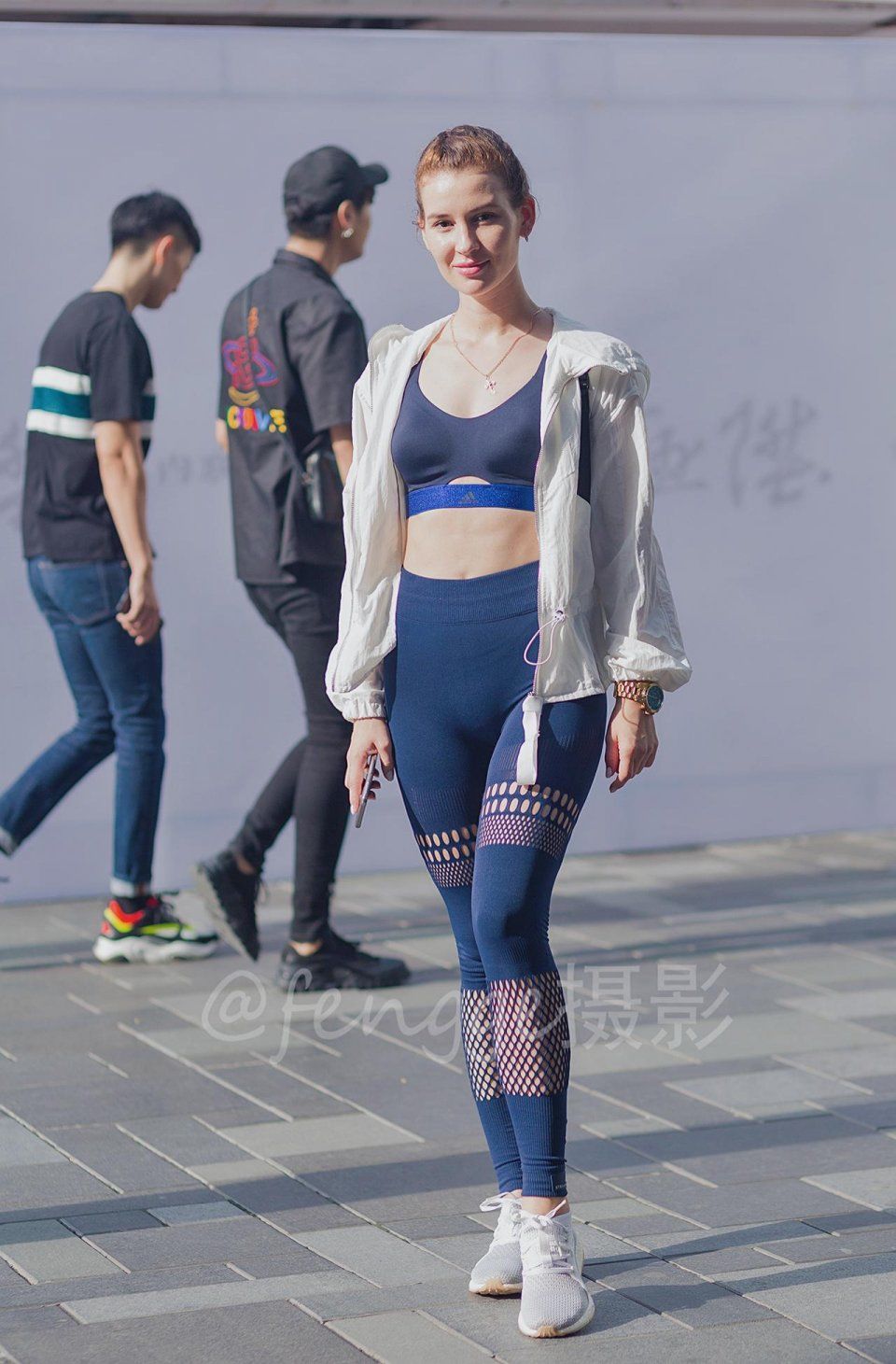 街拍:偶遇健身服版金刚芭比，穿搭时尚颜值高，网友赞叹太美了