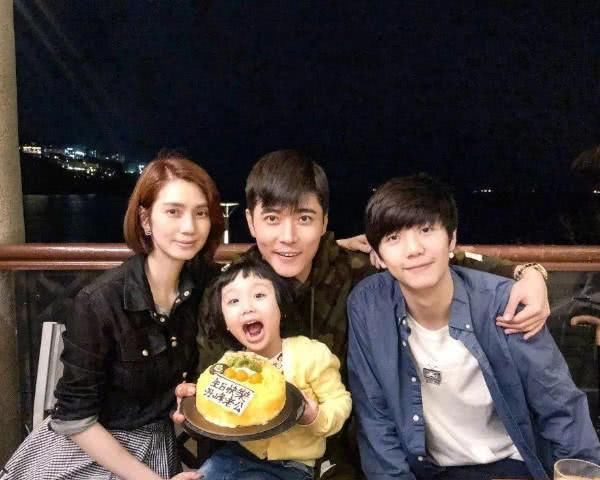 一张游玩照引发风波，洪欣出面澄清传闻，网友：要小心提防女宋哲