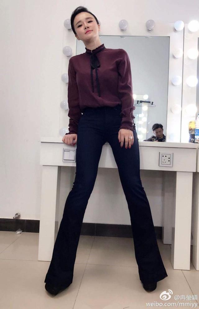 冉莹颖的腿跟假腿一样,P的太过分!看之前路人照,简直两个样!