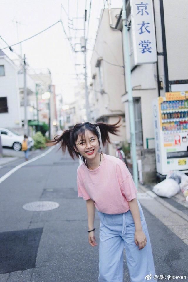 谭松韵蓝色阔腿裤配粉色T恤,28岁嫩回18岁!网友:这发型真抢镜