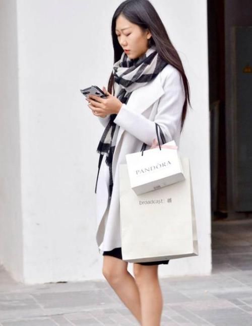  『美女』街拍：温柔可人的美女，一件灰色外套配牛仔短裤，青春活力气质