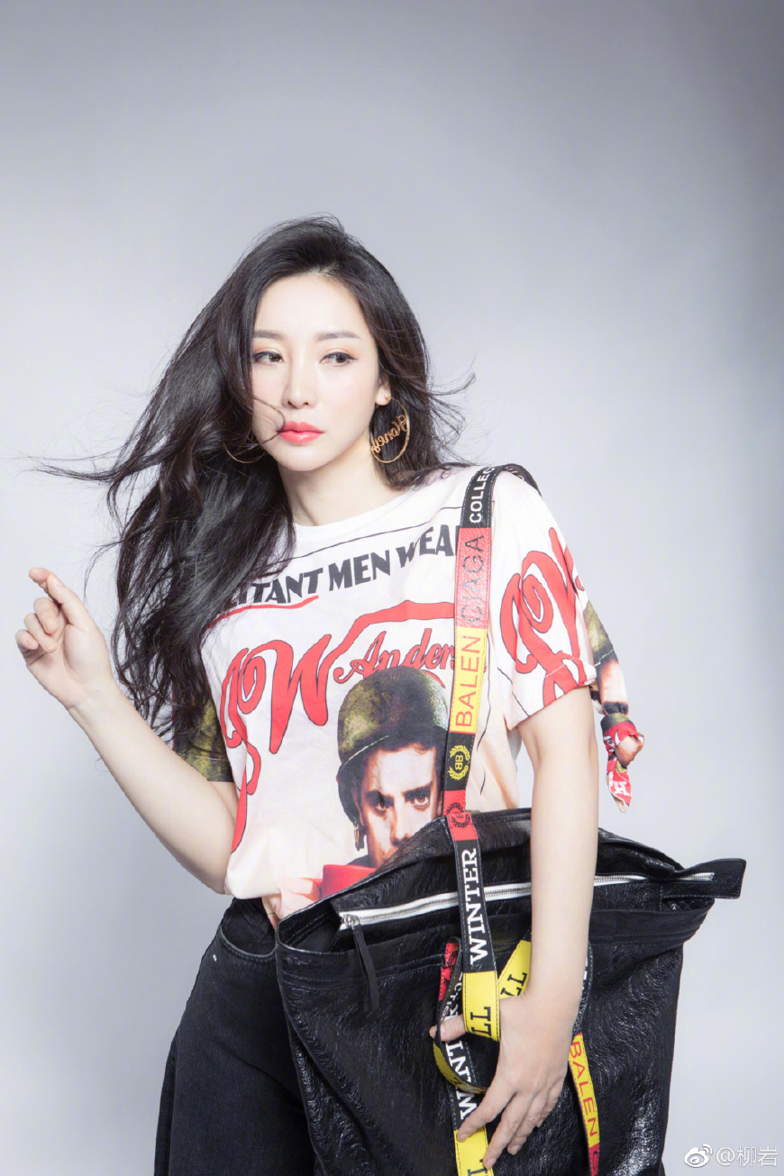 37岁柳岩厉害了!仅仅换了个发型就显小10岁,网友:她的胸是亮点