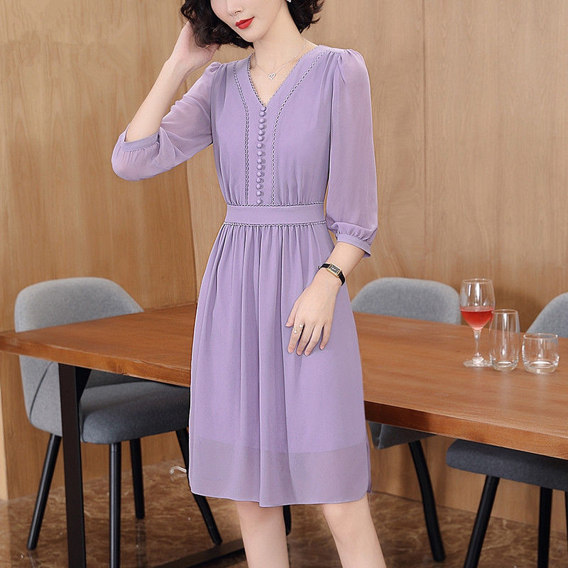 想不到!60后老妈穿这裙子，不仅洋气还忒高贵，美嫩像个小姑娘