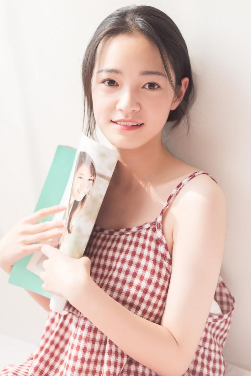 格子裙美女性感诱人床上写真图片