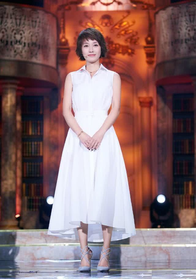 袁泉与马伊琍仅仅只相差一岁,同穿白色连衣裙,谁的气质更好?