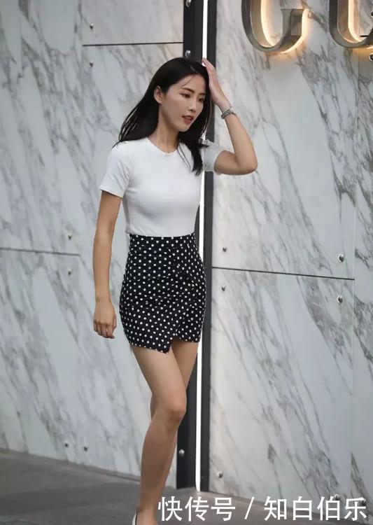  『美女』街拍，穿腰带裙子的漂亮美女，脚下的鞋子有些丑