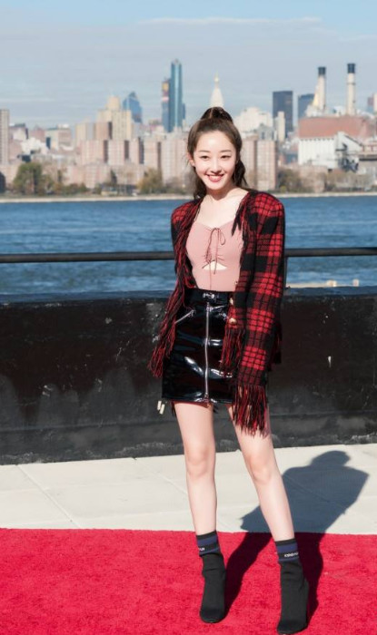 蒋梦婕的穿搭终于熟透了！一身性感连衣裙美出新高度，半露的最美