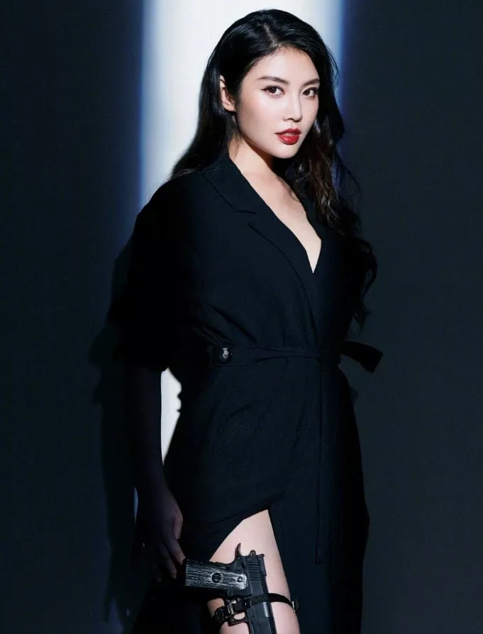 徐冬冬的浴袍从白色换成了黑色？反而更个性，身材好怎么穿都美！