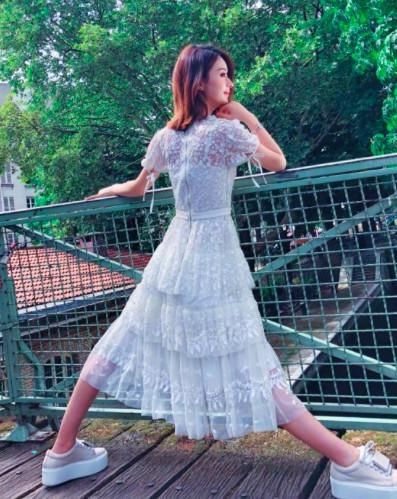 被造谣未婚先孕，10年好友晒赵丽颖生活照:小腹平坦毫无孕味!