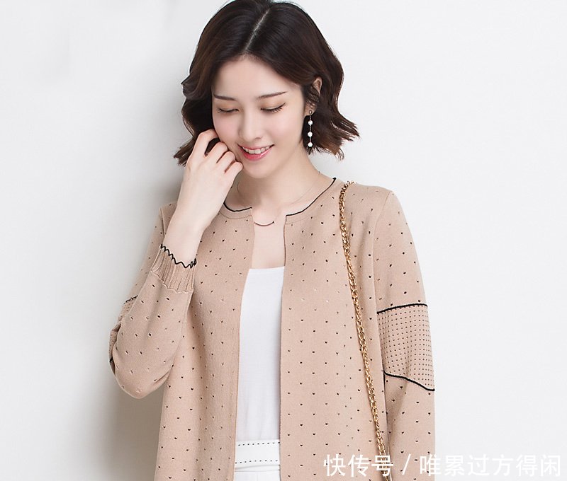 小脚裤赶紧扔了吧！现在早秋流行：针织衣+烟管裤，更显高级美