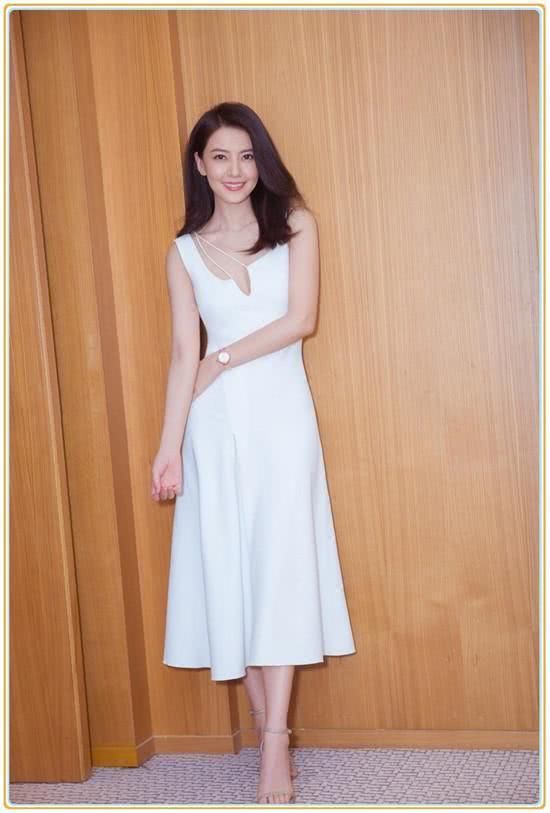 当90斤阿Sa和96斤高圆圆同穿吊带裙，才发现微胖这么占优势