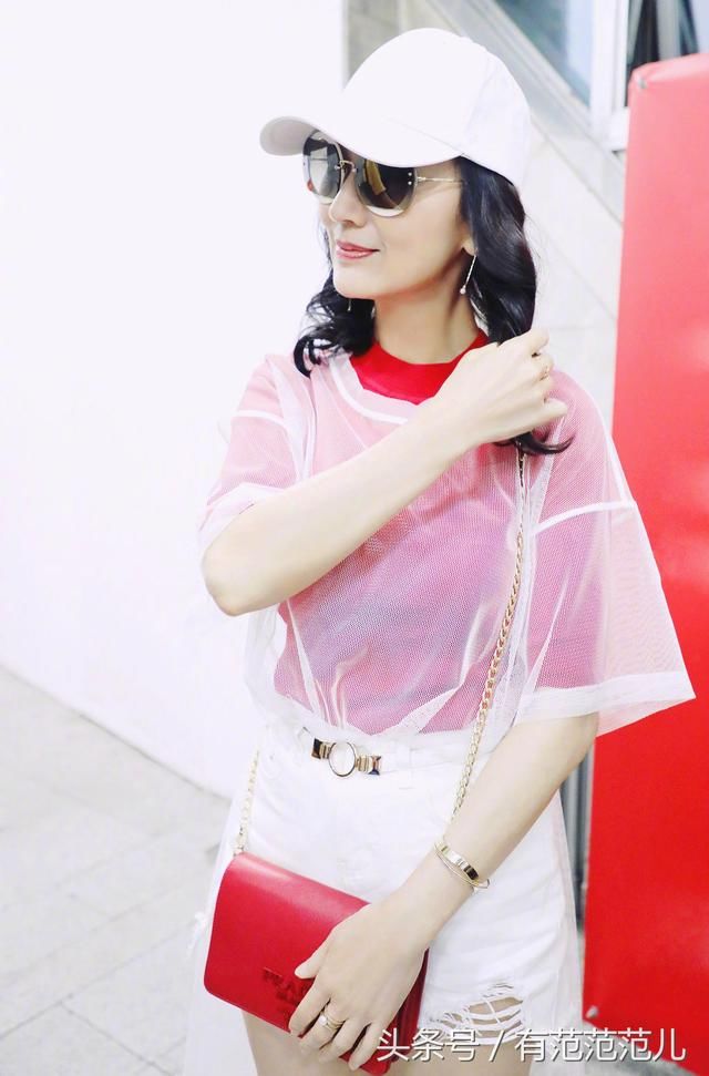 64岁赵雅芝的短裤也太短了，难怪一直用包包挡着，网友：奶奶好拼