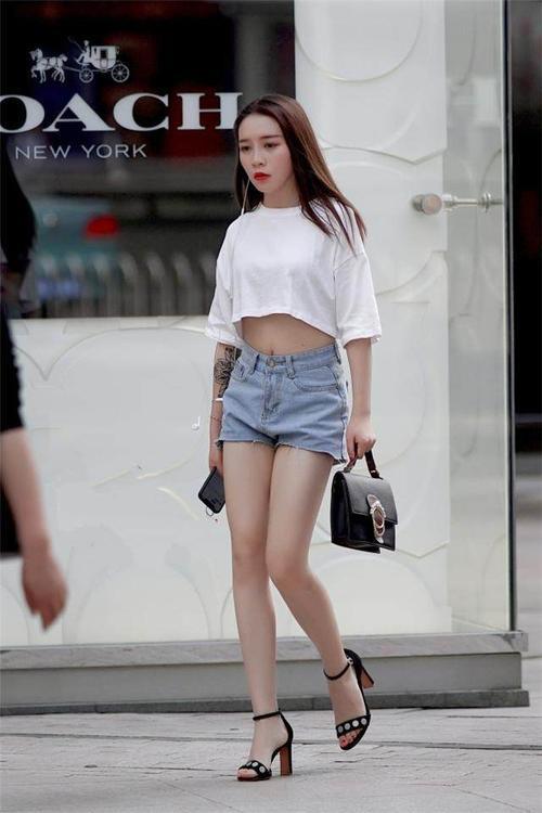 街拍：野性的美女也是让人眼前一亮，身材比例匀称凹凸有致！