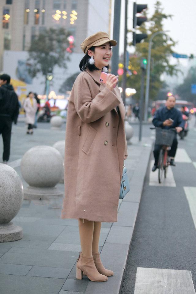 成熟:街拍:成熟优雅的小姐妹,凸显出时尚女性的魅力,尽显你的文艺休闲风格