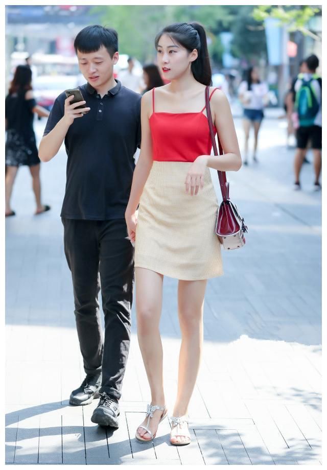 路人街拍：小姐姐红色吊带搭配小短裙，秀出白皙肌肤和优美长腿