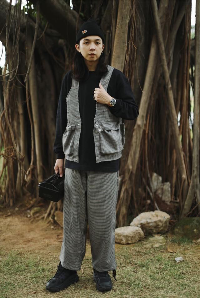  『紧身裤』80%的潮人已经在穿超大的裤子了！而你还在穿「精神小伙」同款紧身裤？