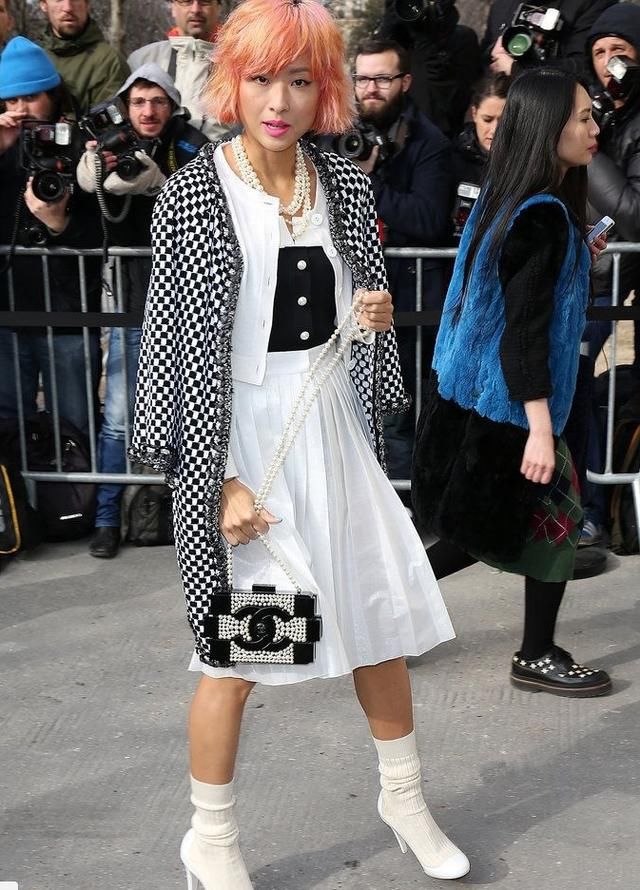 被徐濠萦穿出“俗气”感的短袜，李沁硬是穿出了清新脱俗！