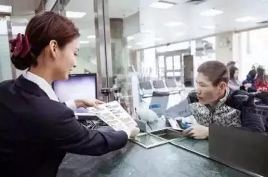 把钱存在银行只吃利息能生活吗？看看银行职员怎么说