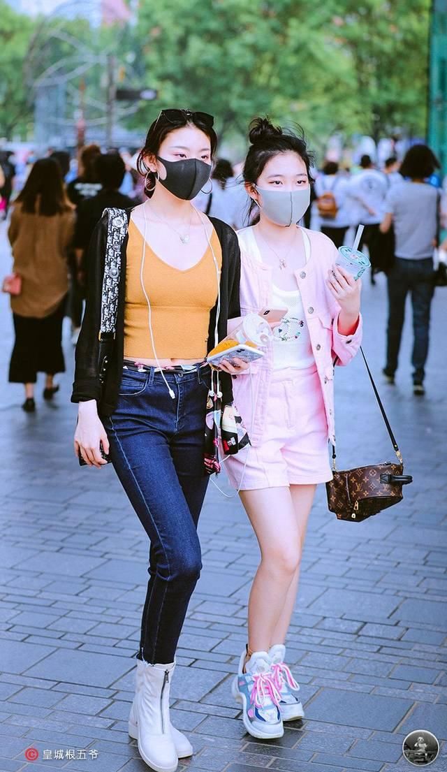  『更多』街拍：选择一些适合自己的衣服进行打扮，这样可以为自己增添自信