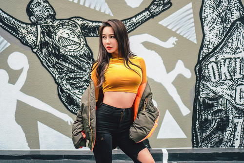 街拍：韩范的小姐姐，亚洲女人的细腻，欧美女人的身材!