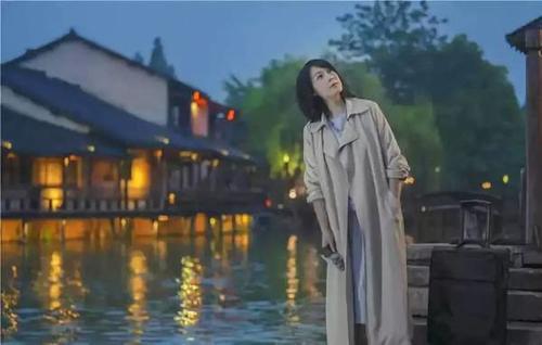 小个子刘若英48岁靠气质在冻龄，舒服的穿搭完全不输流量小花！