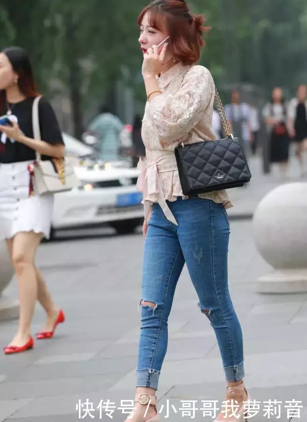 气质小姐姐紧身牛仔裤裹完美身材，火辣身材吸引了无数路人的眼球