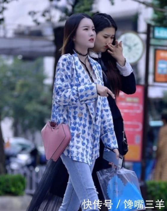 #身材#街拍:靓女如云的小姐姐,一条白色的吊带连衣裙,时尚女神魅力