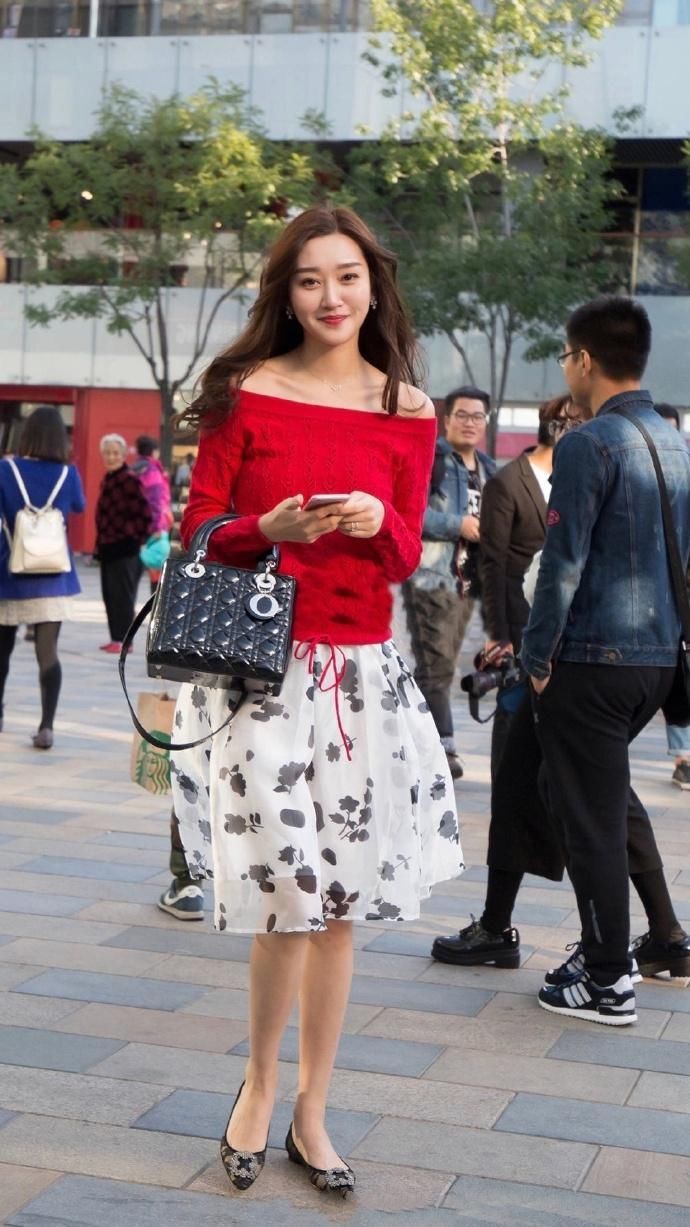 街拍:美女别出心裁的穿法，秀出细腰长腿，格外的吸睛!