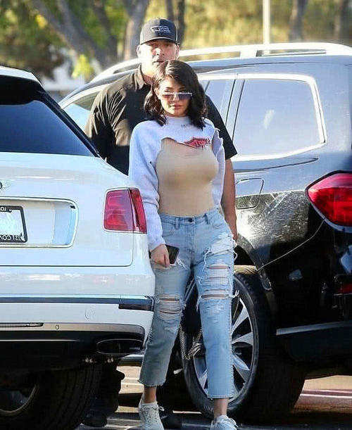 欧美少妇穿肉色紧身衣上街，露出性感的上围，网友：我还以为你没