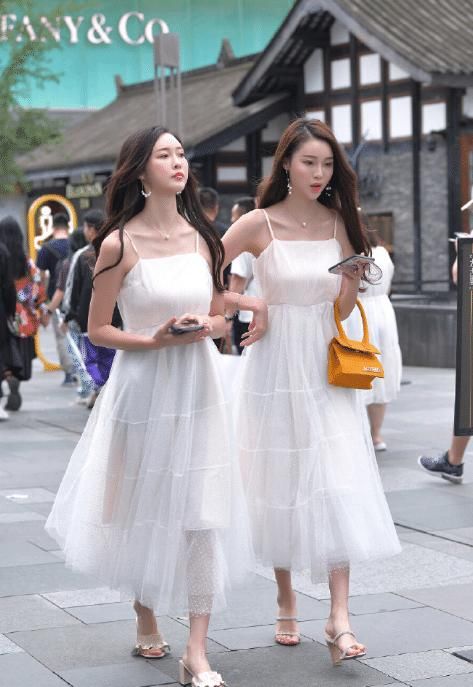  美女|姐妹俩都穿公主裙, 连项链都是同款, 这下只能看颜值了