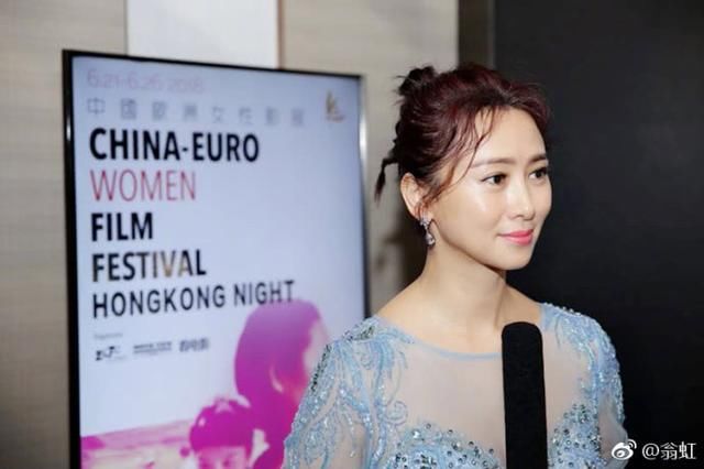 吴昕穿一袭蓝色礼服撞衫50岁的她，竟完败！网友：雷人发型毁了她