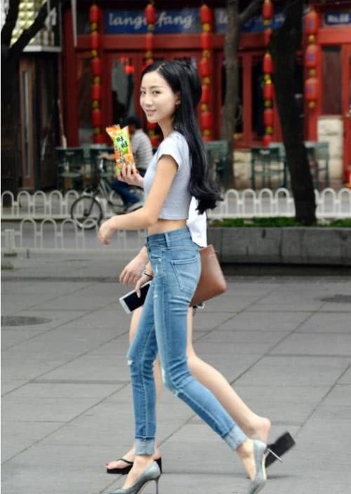  「等待＂“甜蜜蜜”的紧身牛仔裤，最神奇的掏耳女神，网友：真美！