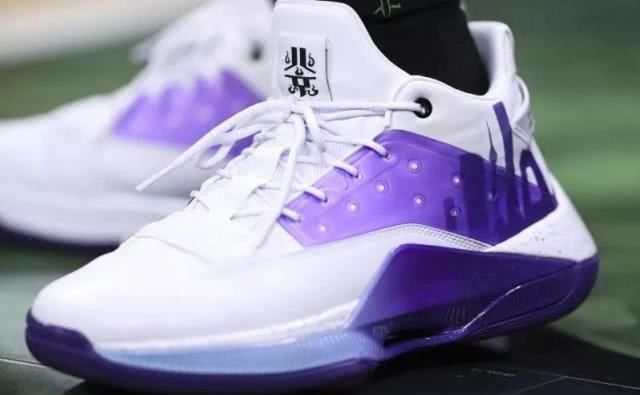 郭艾伦cba全明星球鞋